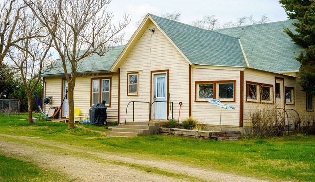 Cozy private Lakehouse with prime fishing, hunting, and lake access.