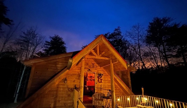 Cozy private log cabin, pet-friendly, waterfall, trails & huge mountain views!