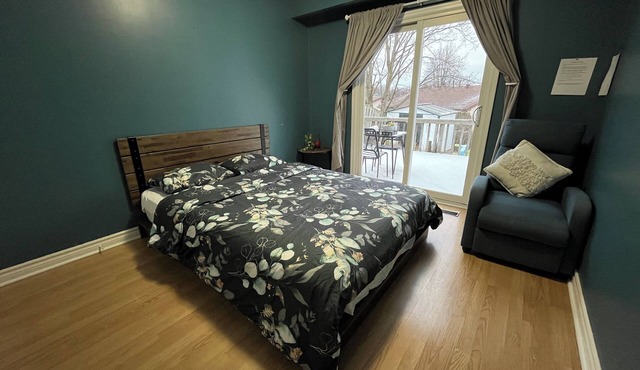 Cozy Private Main Floor Suite w/Deck & Backyard