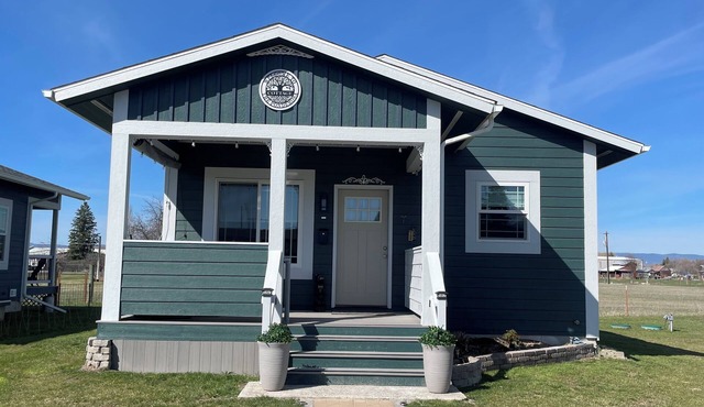 Cozy, private, Montana retreat. Centrally located. Long and short stays welcome.