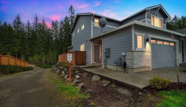 Cozy Private Oasis in Port Orchard: 1BR Suite with Trails and Amazing Views