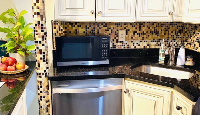 Cozy & Private One Bedroom Apartment-