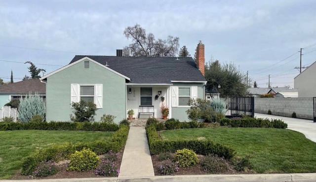 Cozy, private parking and centrally located home in Tulare!