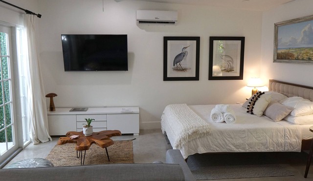 Cozy private & peaceful guesthouse centrally located to the best of Miami!