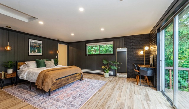 Cozy Private Riverfront Cabin w/NEW hot tub, pet-friendly, minutes from hiking