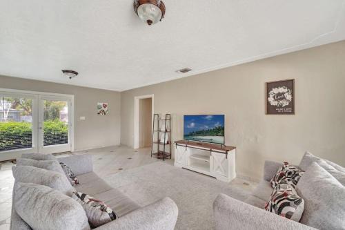 Cozy Private Rm Near Beach Travelers Welcome J1A shared home