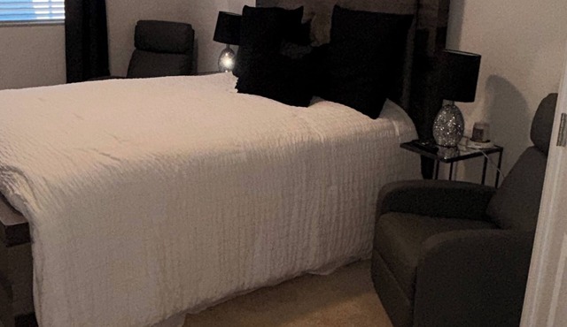 Cozy Private Room - access to Private Bath & Private Entrance.