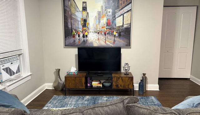 Cozy Private Room in Chicago, Queen Bed, Up to 5 People, Free Parking, 32+ Stay