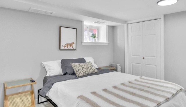 Cozy Private Room in Shared Space NYC & Light Rail