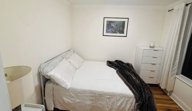 Cozy Private Room in a 2-Bedroom Full-Service Apartment