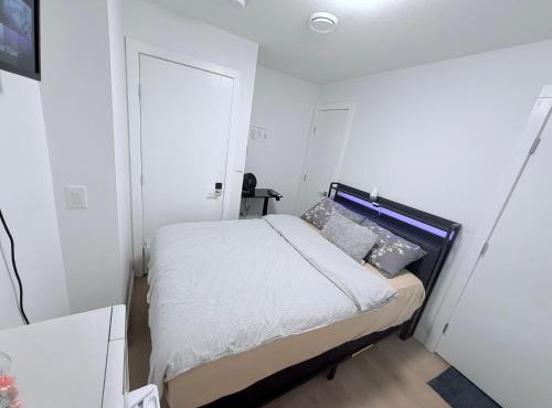 Cozy Private Room Near Calgary Airport with Parking