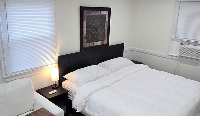 Cozy Private Room with Full Bathroom, Wi-Fi, and TV!