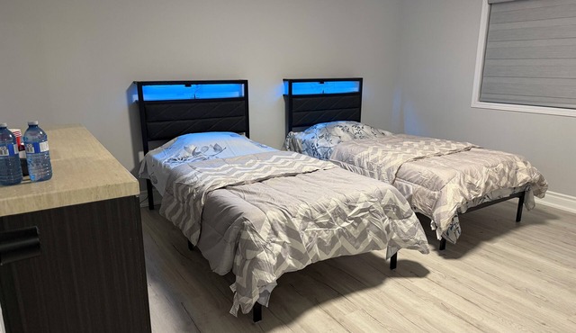 Cozy Private Room with Two Comfy Beds & Modern Touches-Near Durham College& UOIT