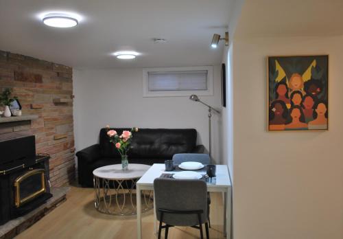 Cozy Private Room with Shared Bathroom in Toronto