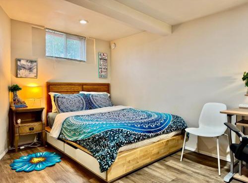 Cozy Private Room with Shared Bathroom on the 1st Floor - Conveniently Located near SeaTac Airport and Downtown