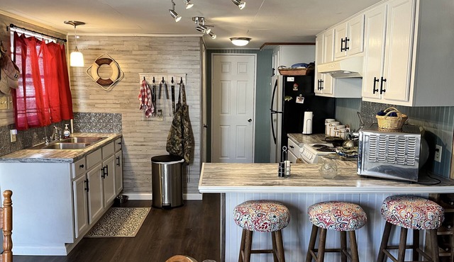 Cozy, private, rustic-modern cabin, a doorway to fine fishing and lake fun!