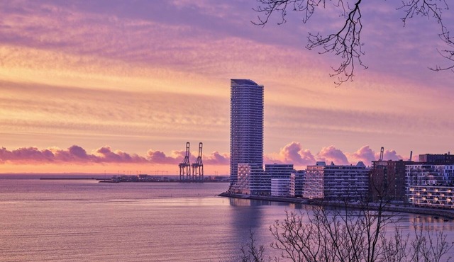 Cozy & Private Seaview Retreat - 2 Balconies, 11th Floor, Elevator