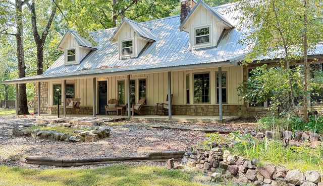 Cozy & Private Smithville Retreat + Sunroom & Hot Tub