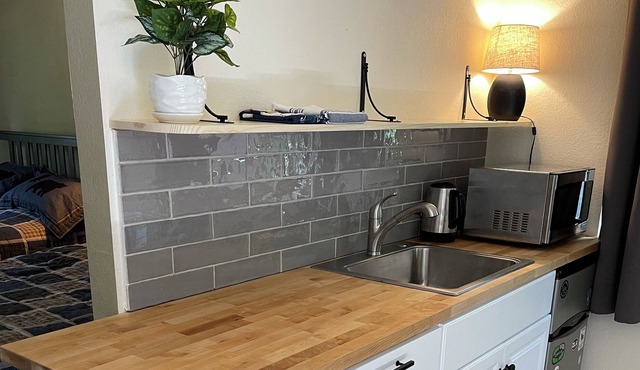 Cozy Private Studio with Separate Entrance, Ensuite Bathroom, and Kitchenette