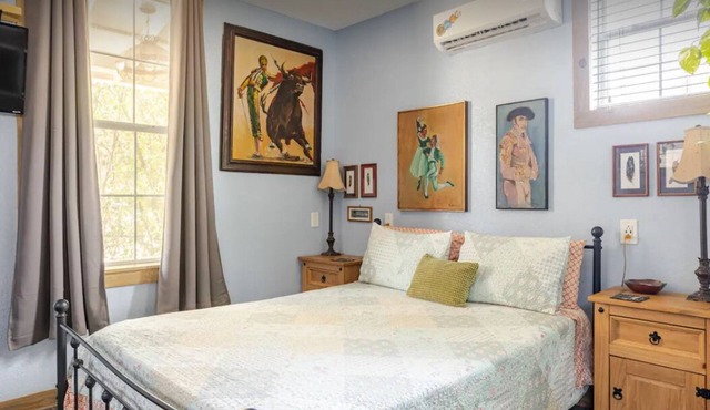 Cozy & Private Studio Guesthouse near downtown