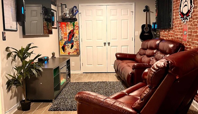 Cozy Private Studio w/Big Screen, Gym — Near Downtown