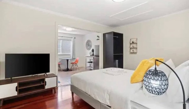 Cozy Private Studio with Full Bath near Westlake Walk to Shops Near SF