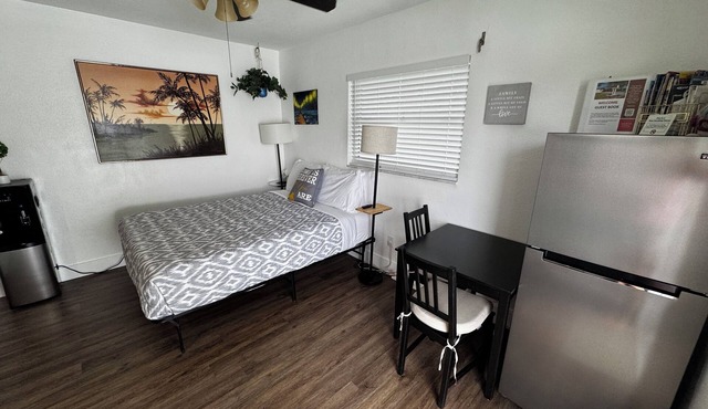 Cozy private studio with own fenced yard-3 miles from Beach