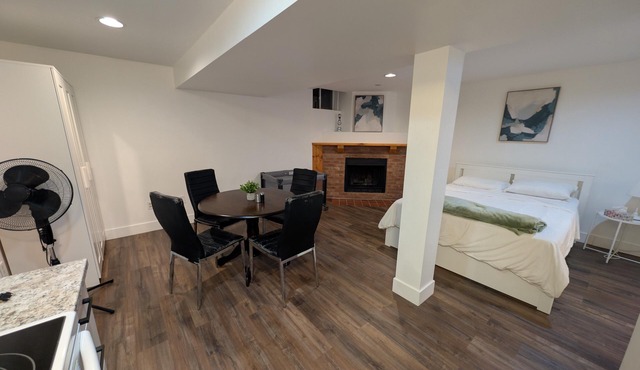 Cozy & Private Suite w/Private Entrance & Parking