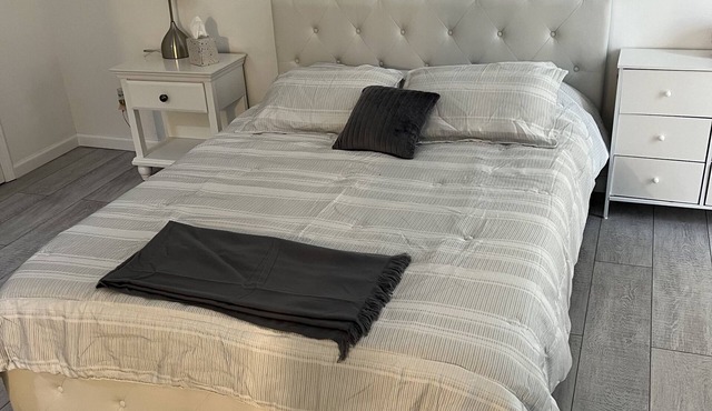 Cozy private suite, amenities. 5 min Saint Francis Hospital, Woodland Hills mall