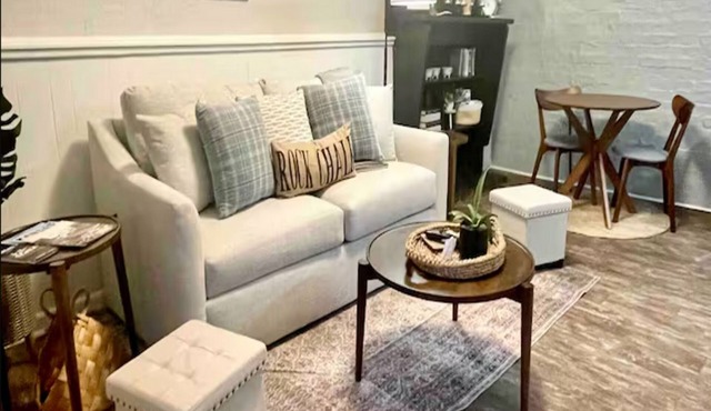 Cozy Private Suite in Cultural District! Walk to Mass St. ~ 5 min to KU Campus