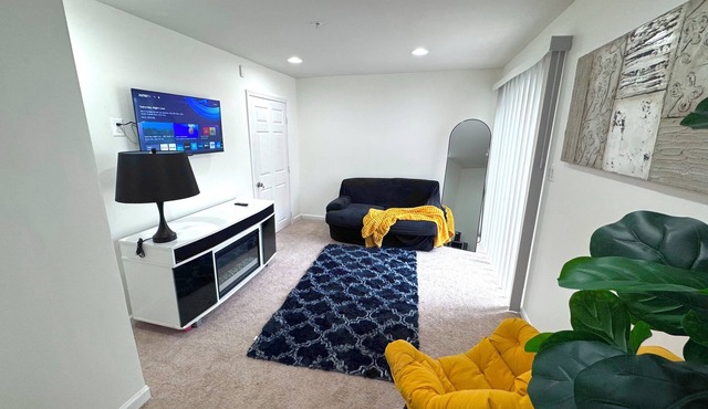 Cozy Private Suite Gated Entry, Driveway Parking & Quiet Stay