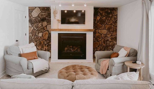 Cozy private unit with hot tub, sauna, gas fireplace and jacuzzi