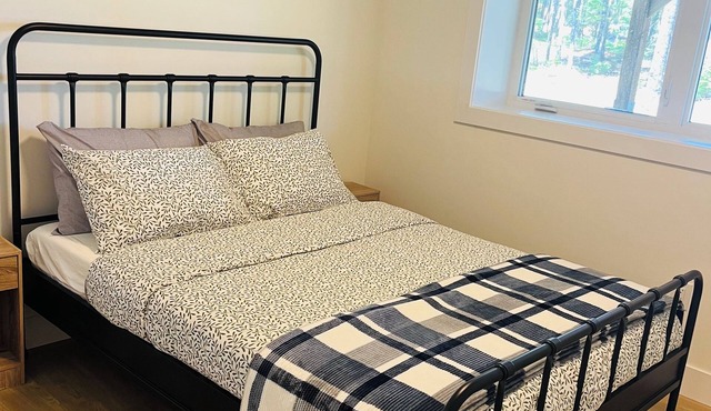 Cozy Private Walk-in Basement | Bed, Living Room & Kitchenette!