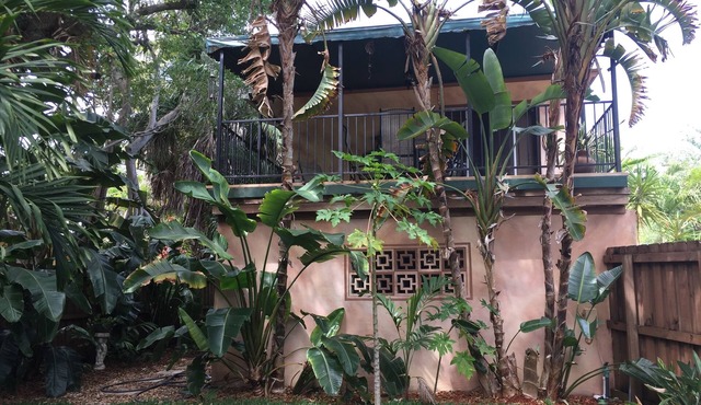 Cozy & private with private yard