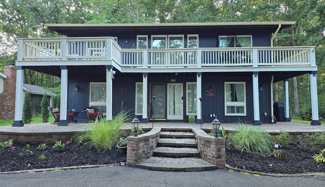 Cozy property, a short walk to a lake front beach.