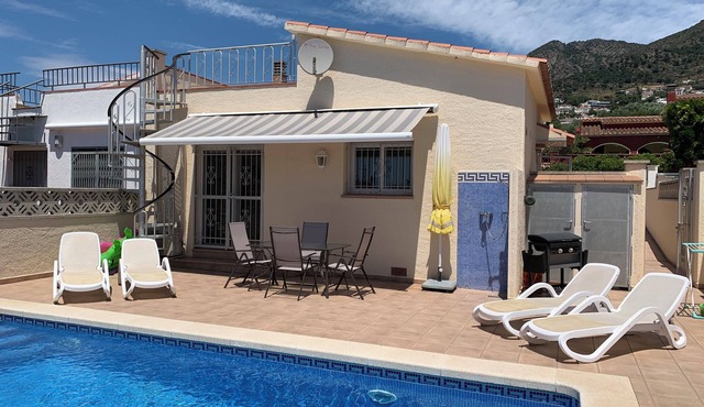 Cozy property with private pool in a quiet residential area