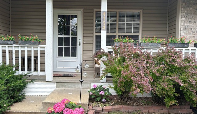 Cozy & Quaint 2 bedroom condo in nice NE Cedar Rapids with AC, WiFi