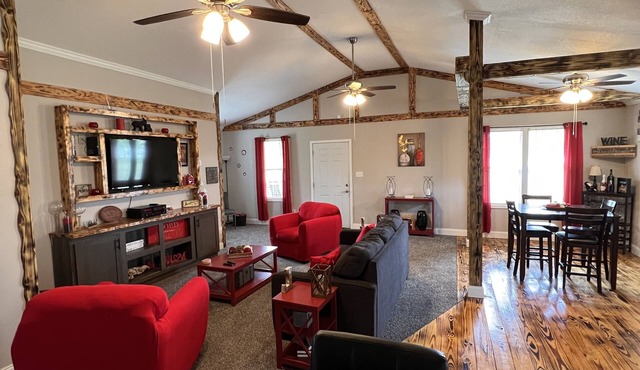 Cozy, Quaint, Beautiful Cottage- 5 Mins From Downtown