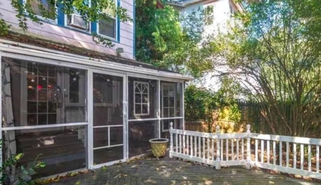 Cozy quaint bilevel apartment for you! Near Philly