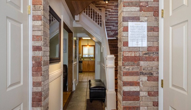 Cozy- Quaint Downtown Delight!