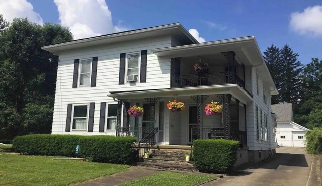 Cozy, Quaint, entire 1 Bedroom Apt.