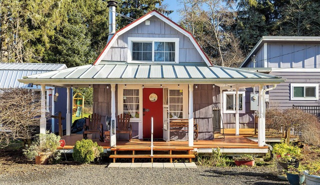 Cozy & Quaint Westport Cottage, EV charger, 1mi to beach, restaurants & parks