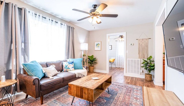 Cozy Queen 2BR Bungalow Convenient to Downtown