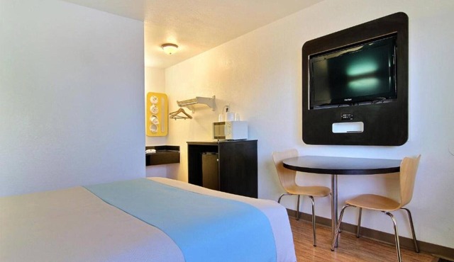 Cozy Queen Bed ADA Room|Pool|Snacks