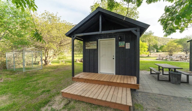 Cozy Queen Cabin Retreat at Pirates Cove | River Access + Bathhouse