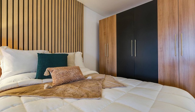 Cozy Queen Room in Downtown Boutique Hotel – Steps from Art, Dining & River Walk