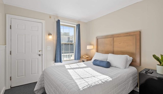 Cozy Queen Room Near Beach & Dining (305)