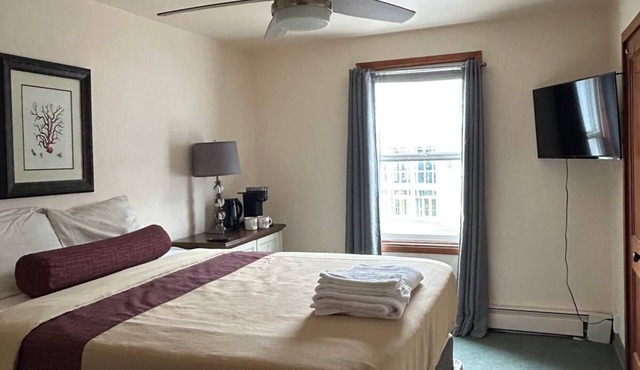Cozy Queen Room-Prime Downtown Location