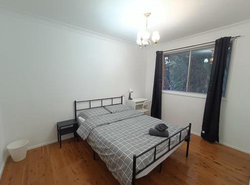 Cozy Queen Room - Spacious House - Convenient Location - NC5