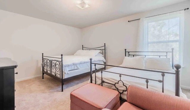 Cozy Queen Room with Full Kitchen, Washer&Dryer & Unlimited free Parking